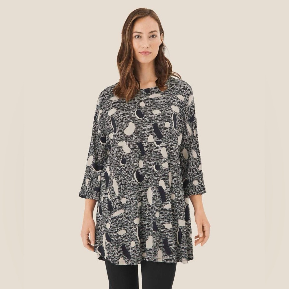 MASAI Chic Women's Black and Gray Patterned Top